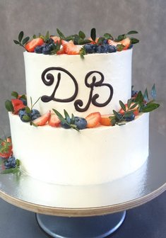 «Торт свадебный с ягодным оформлени»